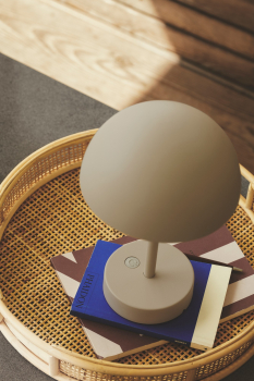 Beige Akkuleuchte Nordlux Ellen To-Go auf dem Tisch außen