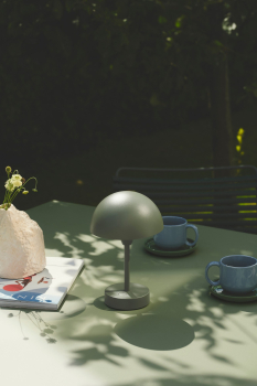 Akkuleuchte Nordlux Ellen To-Go Oliven Grün auf dem Tisch