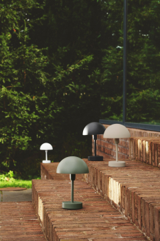 Mehrere Akkuleuchten Nordlux Ellen To-Go in 4 Farben außen auf eine Treppe