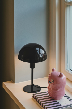 Preview: Schwarze Tischlampe Nordlux Ellen MIni auf einem Fensterbank