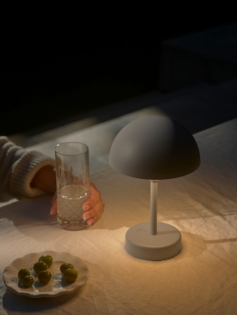 Akkuleuchte Nordlux Ellen To-Go Oliven Grün auf dem Tisch