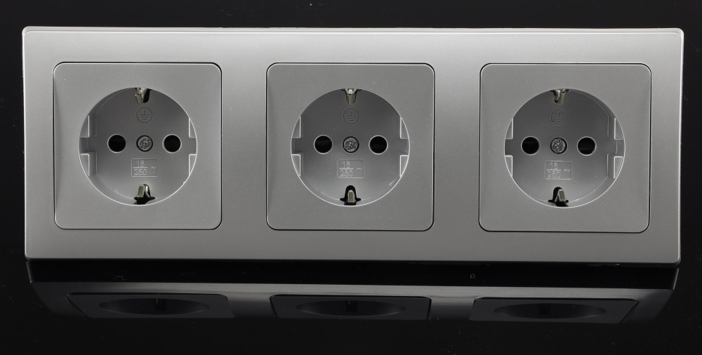 DELPHI Set 3 Steckdosen + 3-fach Rahmen 250V/16A, Steckanschluss 23064