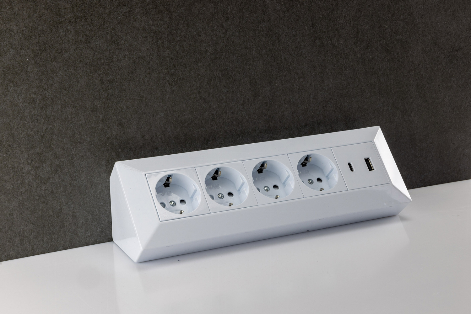 4-fach Steckdosenblock + 2x USB A+C 3,1A PD weiß Aufbau-Steckdosen Schutzkontakt 23788