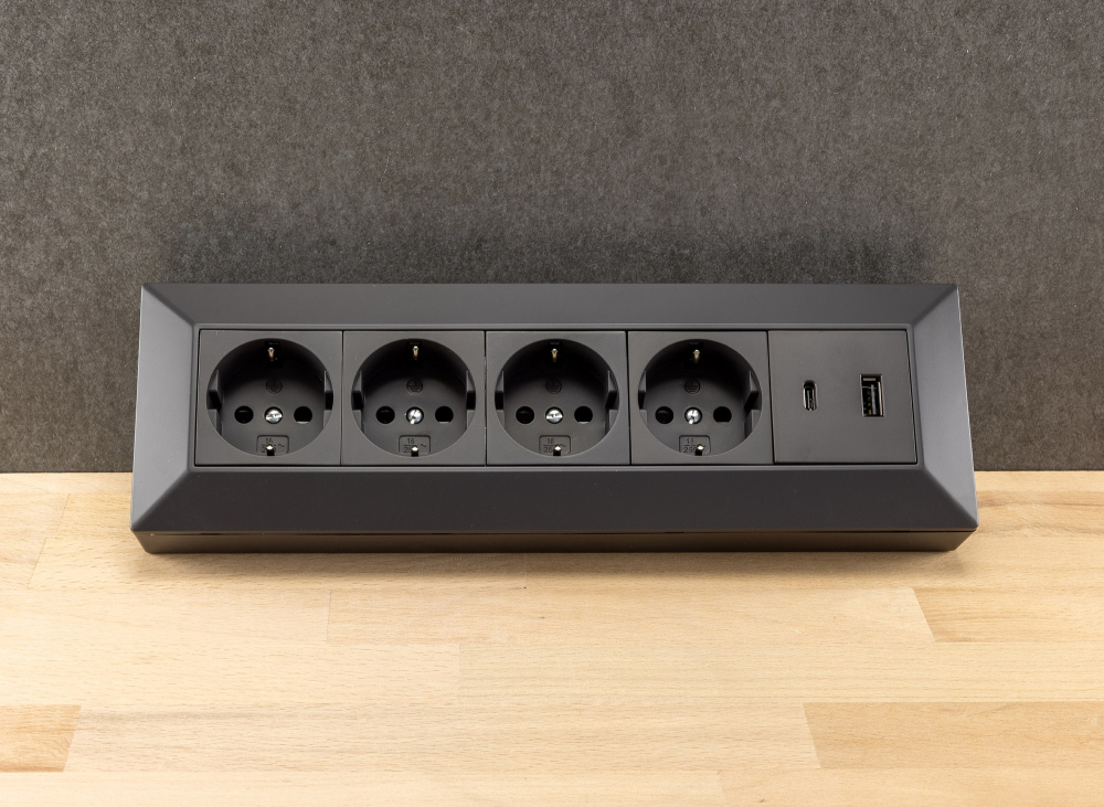 4-fach Steckdosenblock + 2x USB A+C 3,1A schwarz Aufbausteckdosen 23790