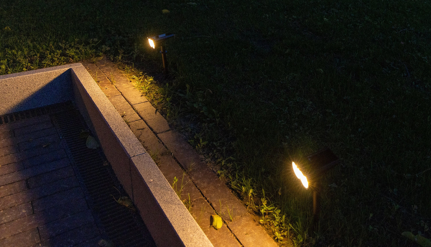 ChiliTec LED Solar Gartenstrahler mit Erdspieß und Dämmerungssensor IP65 23859