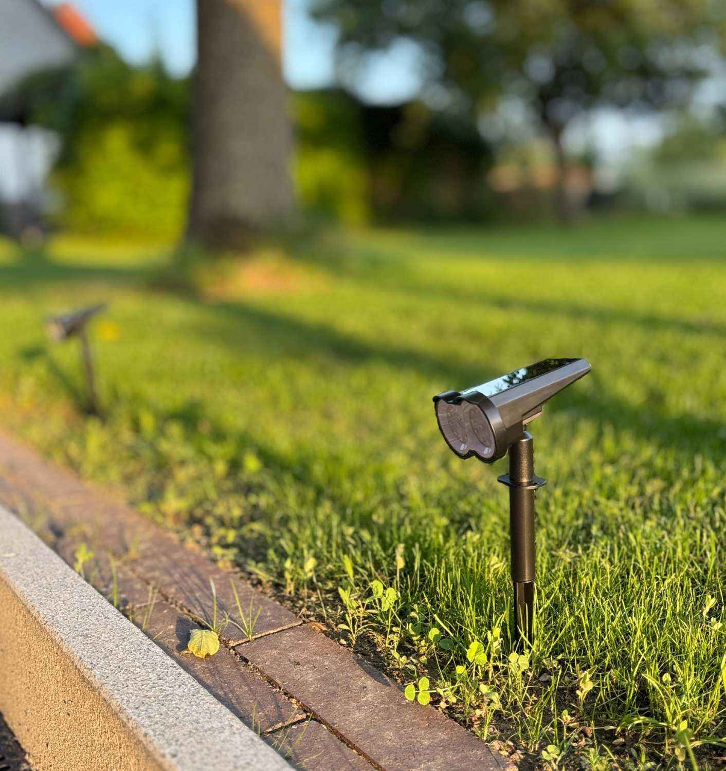 ChiliTec LED Solar Gartenstrahler mit Erdspieß und Dämmerungssensor IP65 23859