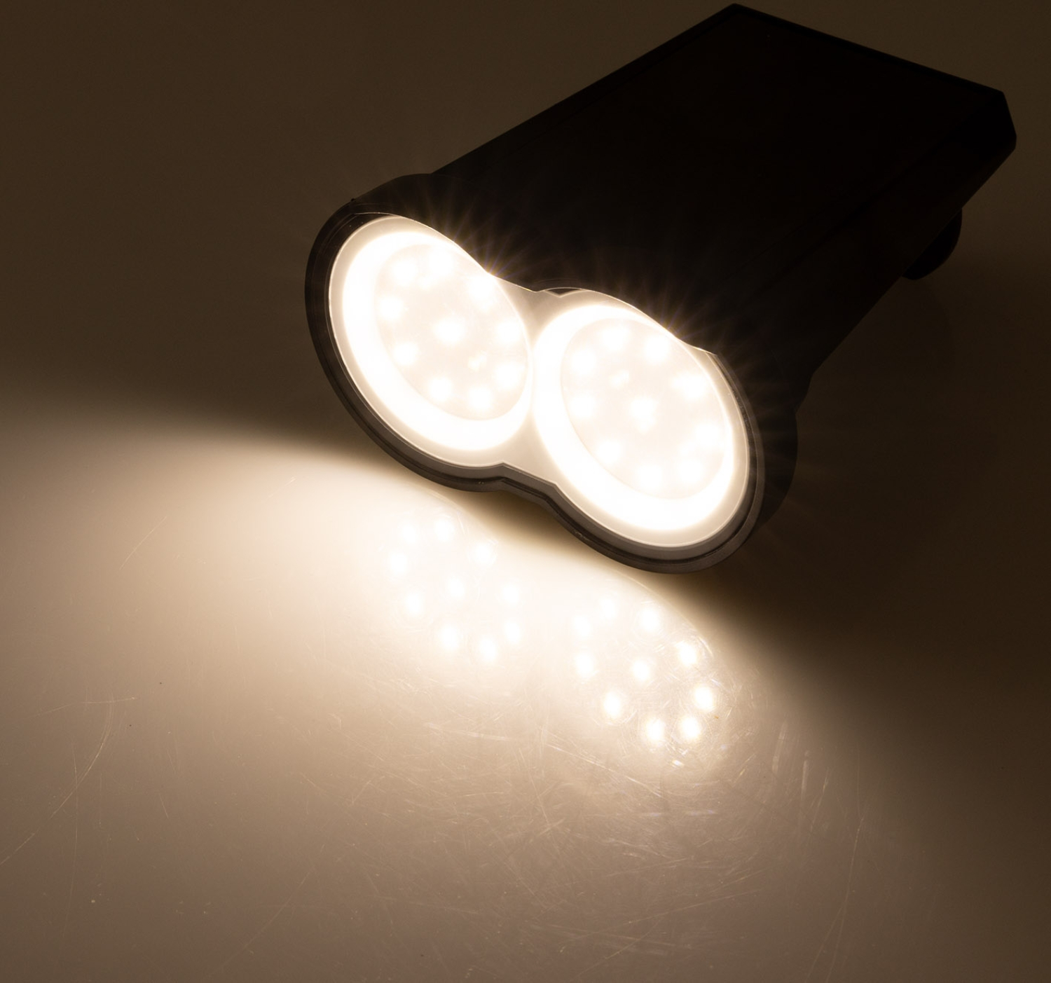 ChiliTec LED Solar Gartenstrahler mit Erdspieß und Dämmerungssensor IP65 23859