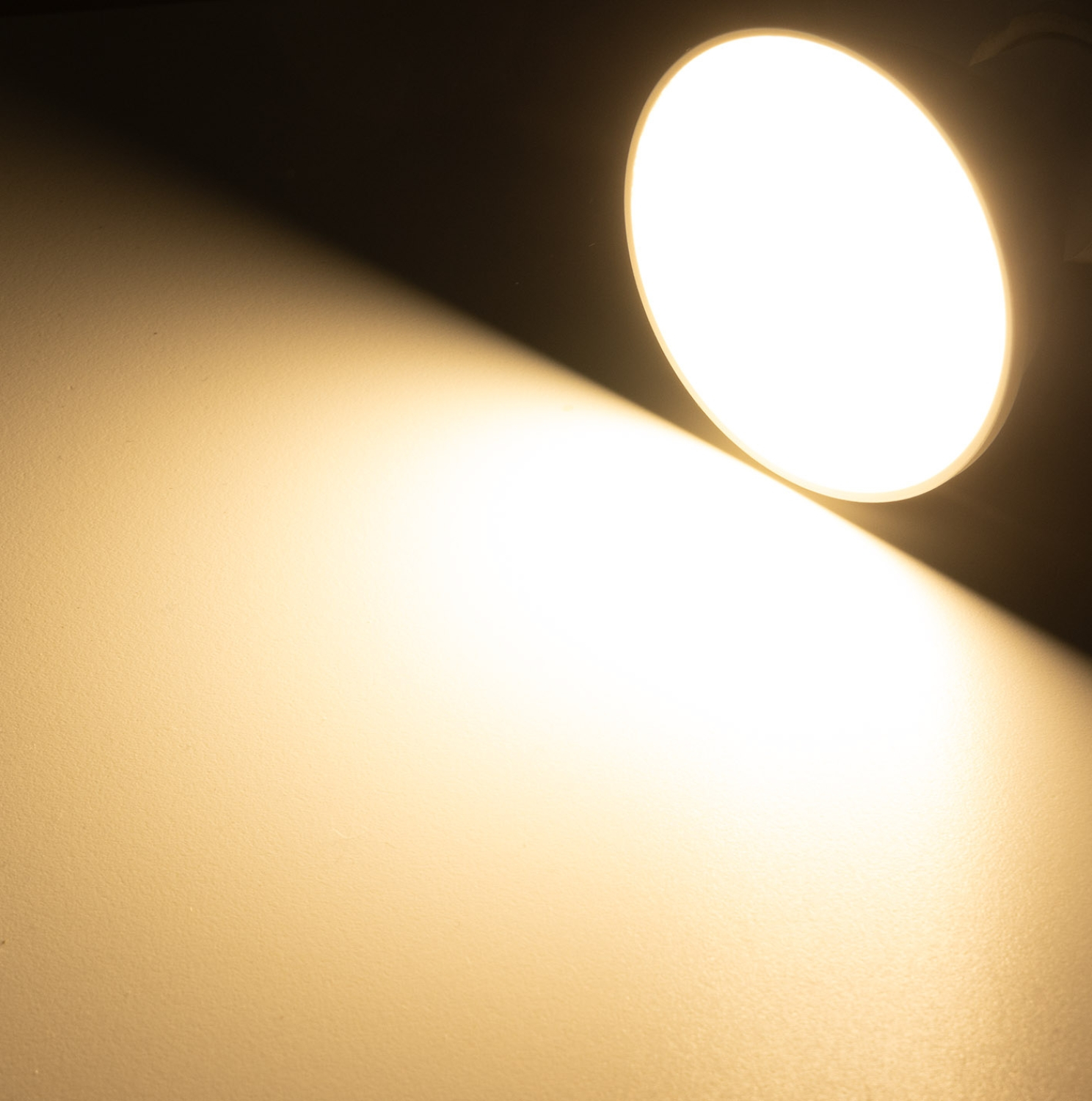 ChiliTec LED Strahler GU10 "W90" warmweiß 825lm 9W 100° 3030K 23878