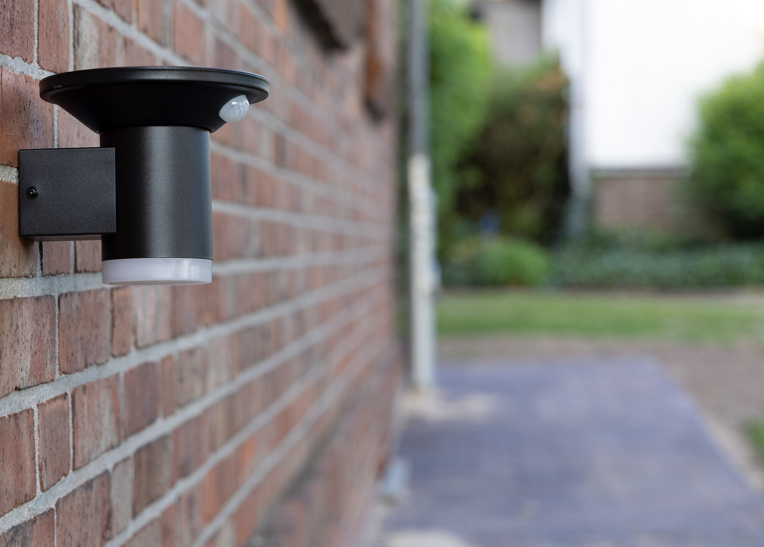 ChiliTec LED Solar Wandleuchte "SWL-AS500" IP44 3000K PIR Sensor 24002