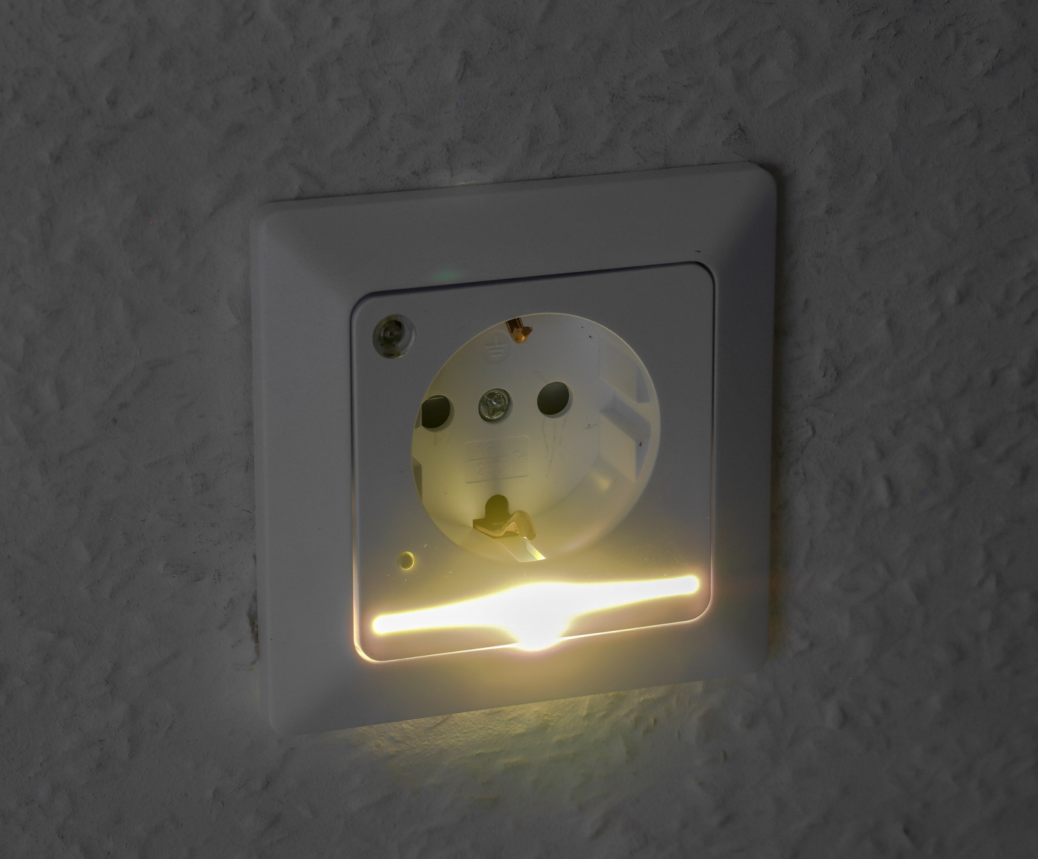 MILOS Schutzkontakt-Steckdose mit LED weiß matt UP, Licht mit Sensor 24084