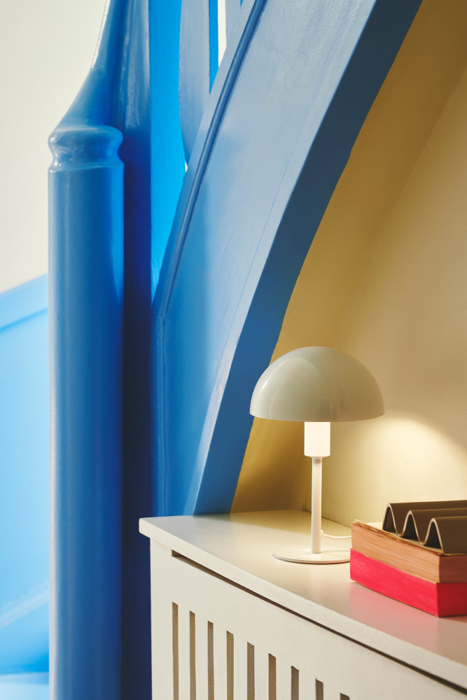 Weiße Tischlampe Nordlux Ellen MIni auf einem Tisch