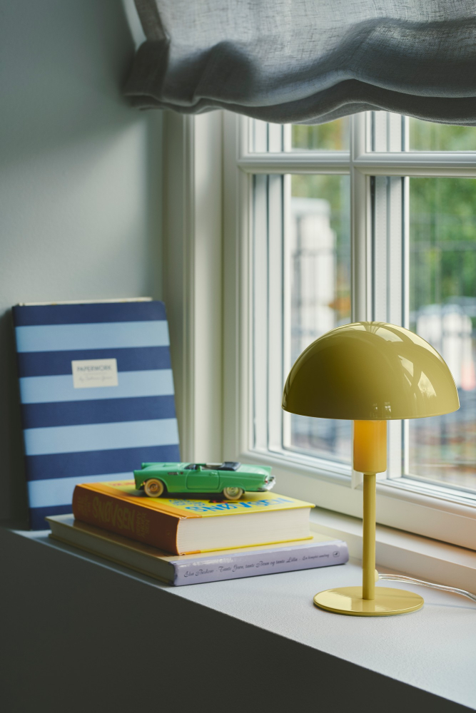 Gelbe Tischlampe Nordlux Ellen MIni auf Fensterbank