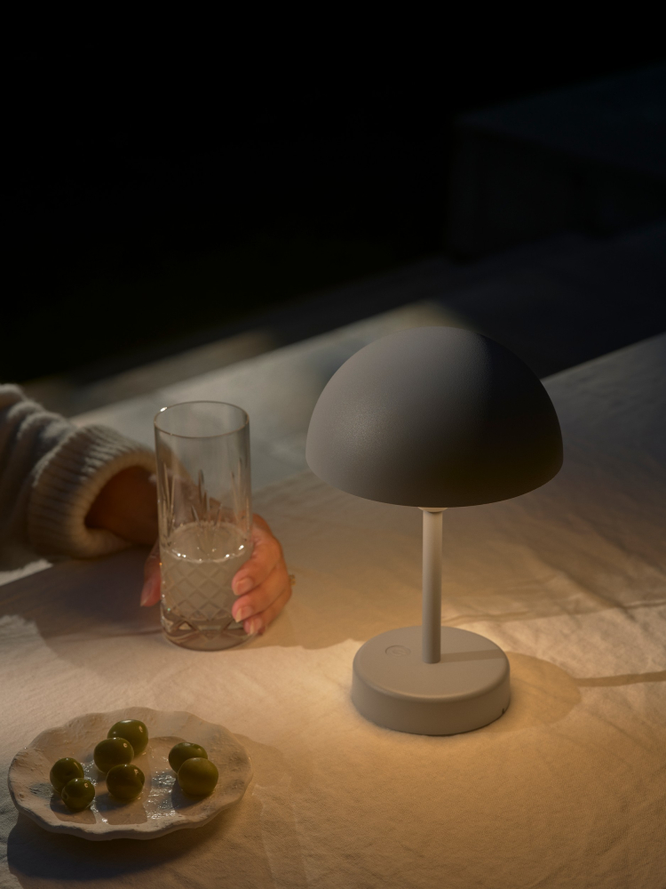 Akkuleuchte Nordlux Ellen To-Go Oliven Grün auf dem Tisch