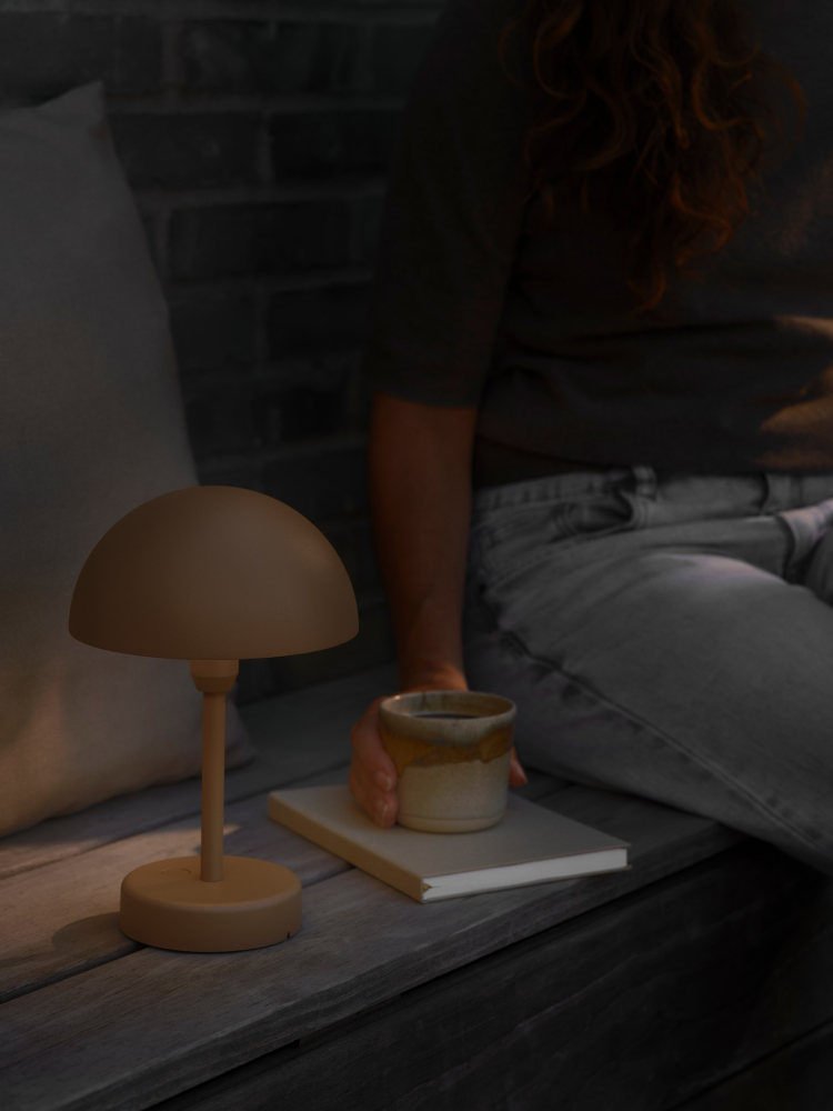 Akkuleuchte Nordlux Ellen To-Go Oliven Grün auf dem Tisch